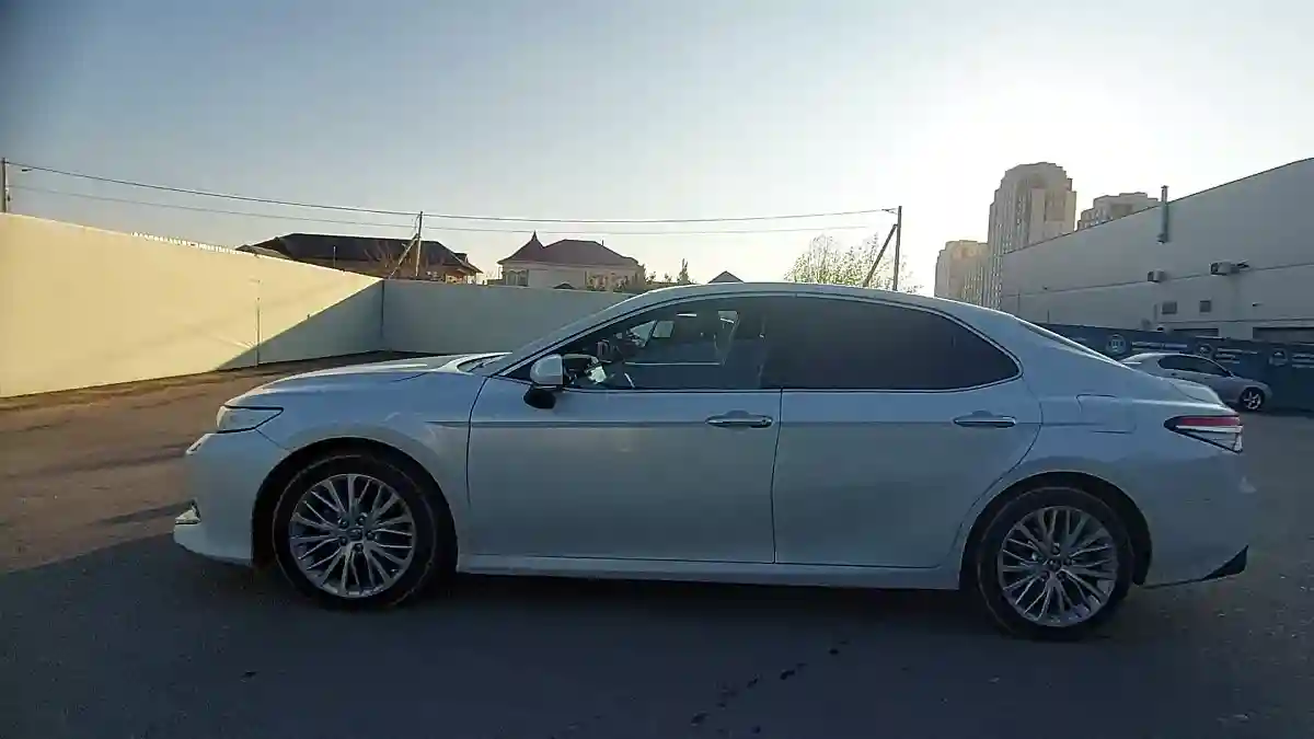Toyota Camry 2018 года за 15 000 000 тг. в Шымкент
