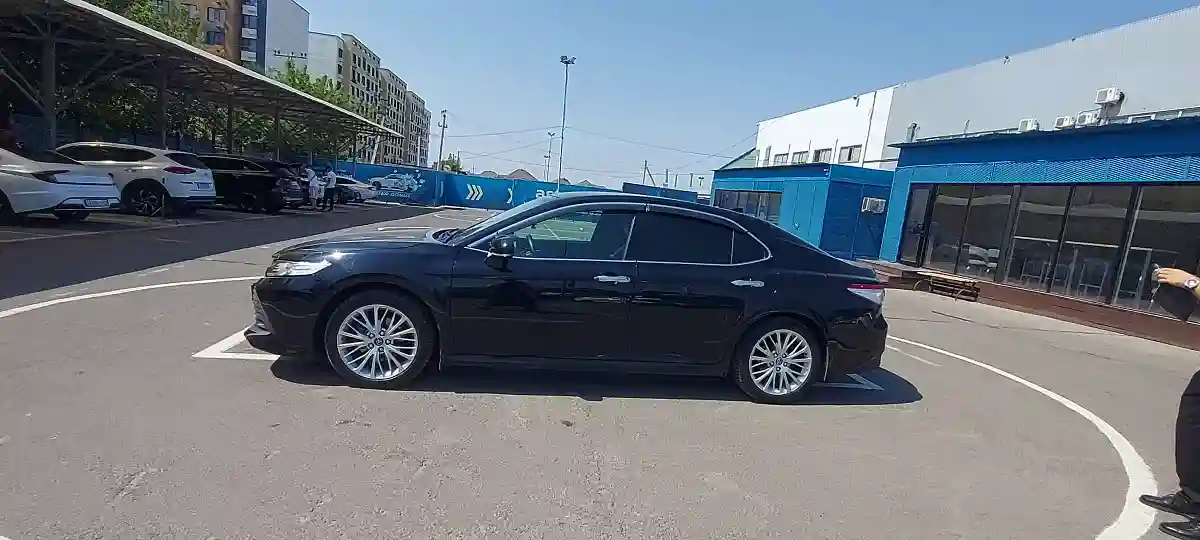 Toyota Camry 2019 года за 12 000 000 тг. в Алматы
