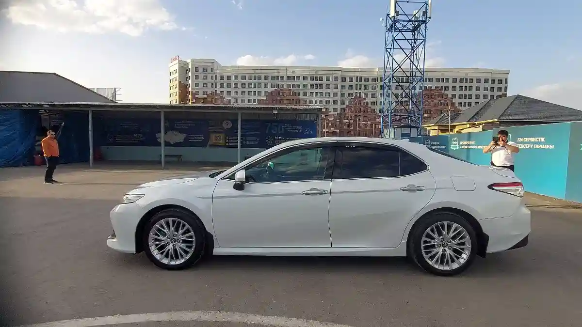 Toyota Camry 2019 года за 15 000 000 тг. в Шымкент