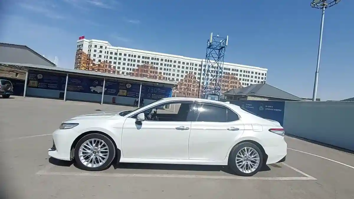 Toyota Camry 2018 года за 14 000 000 тг. в Шымкент