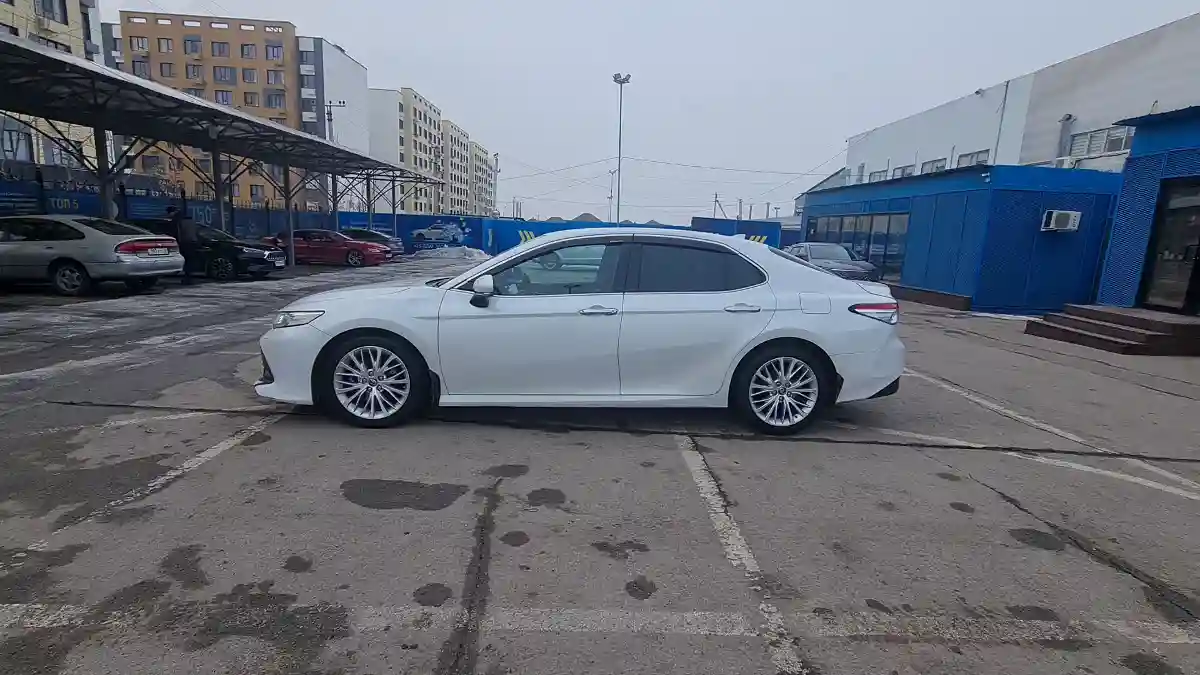 Toyota Camry 2018 года за 14 000 000 тг. в Алматы