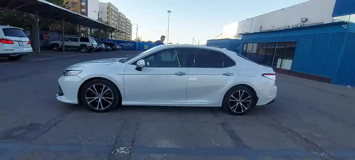 Toyota Camry 2018 года за 13 000 000 тг. в Алматы