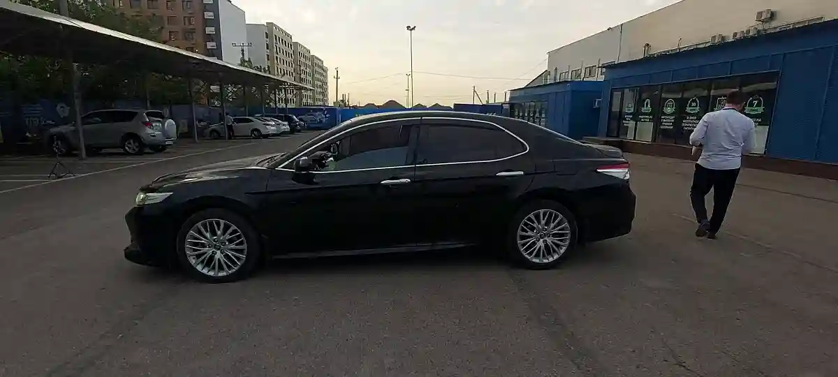 Toyota Camry 2019 года за 13 500 000 тг. в Алматы