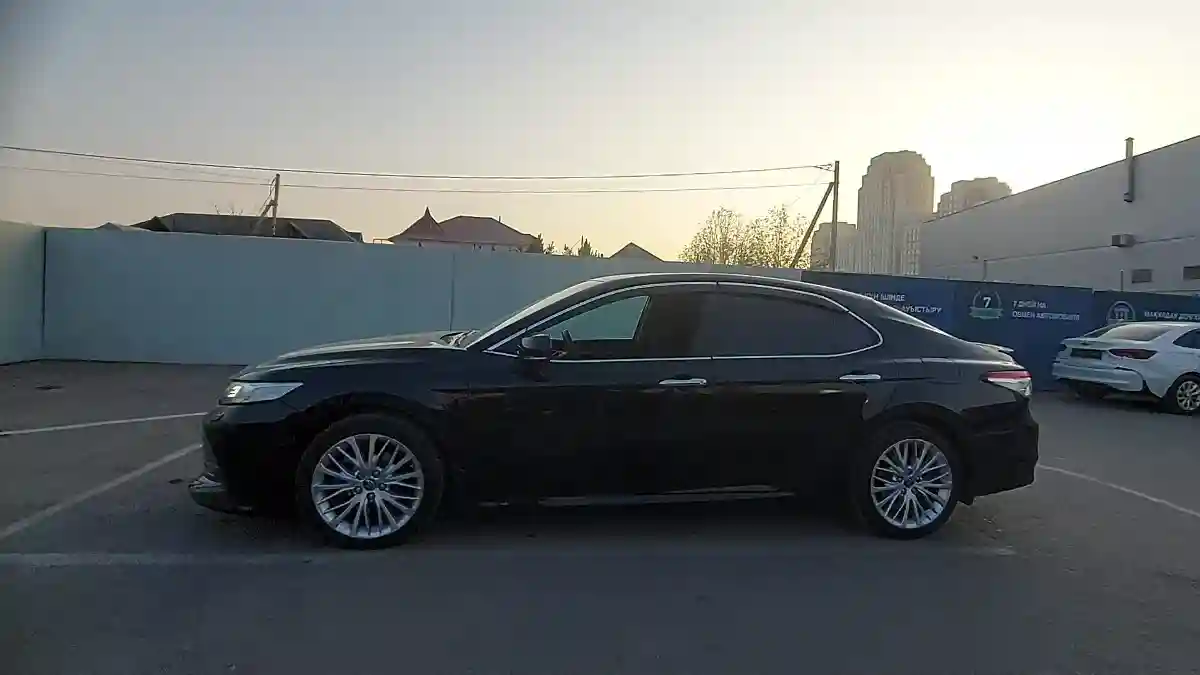 Toyota Camry 2018 года за 15 000 000 тг. в Шымкент