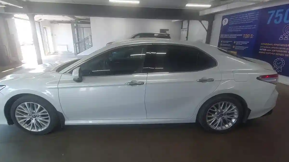 Toyota Camry 2019 года за 14 000 000 тг. в Астана