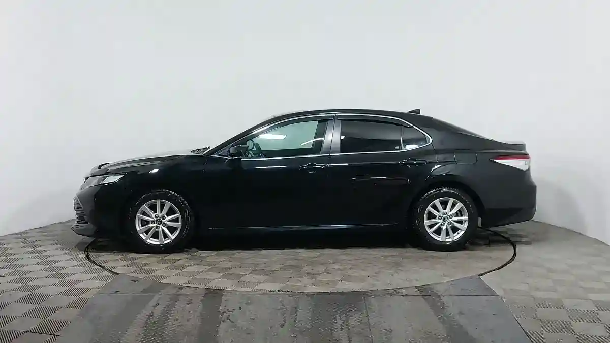 Toyota Camry 2018 года за 10 990 000 тг. в Астана