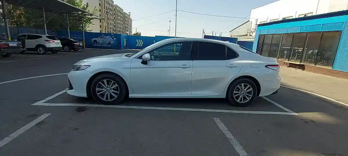 Toyota Camry 2020 года за 12 000 000 тг. в Алматы