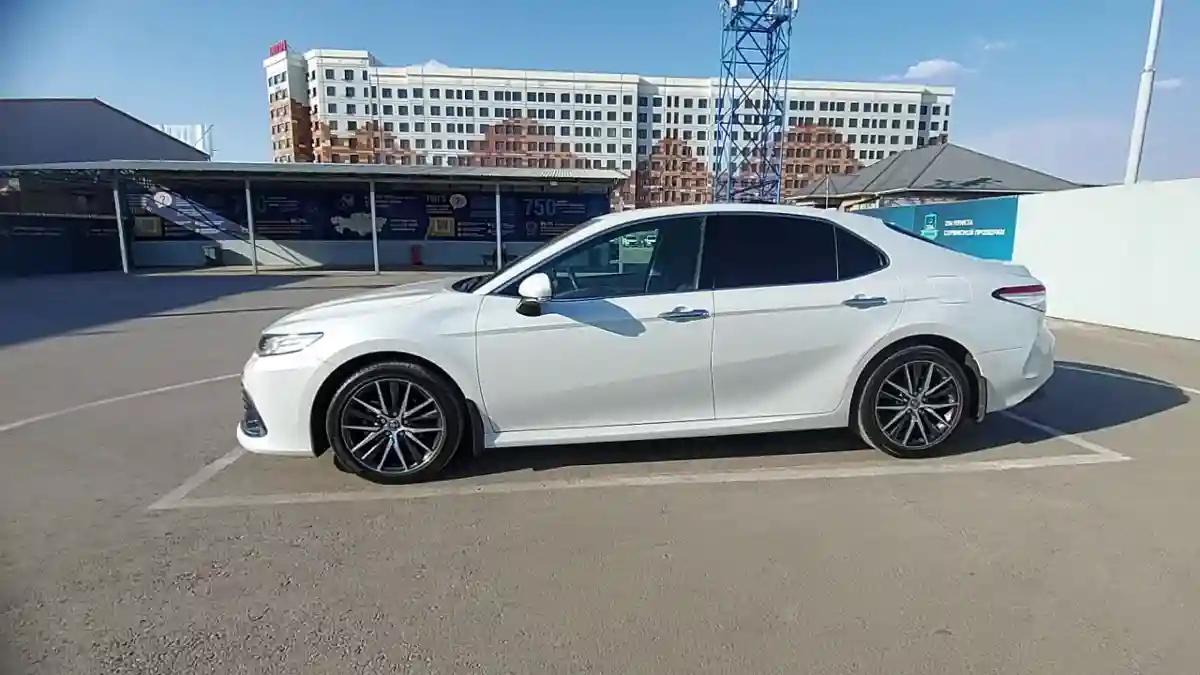 Toyota Camry 2021 года за 20 000 000 тг. в Шымкент