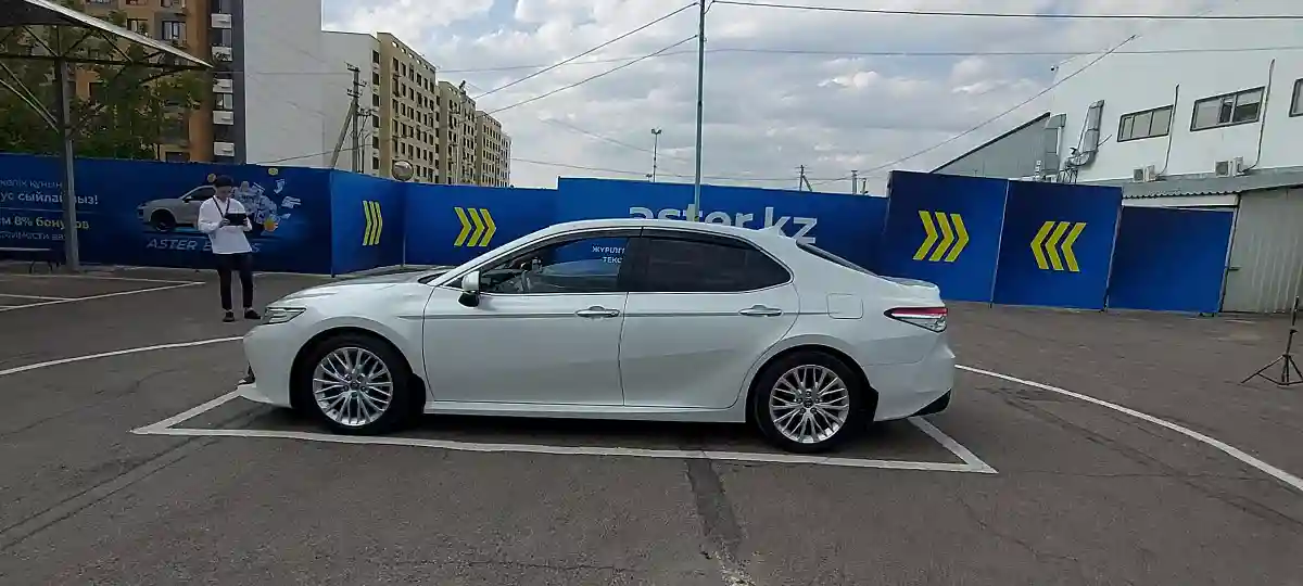 Toyota Camry 2019 года за 18 000 000 тг. в Алматы