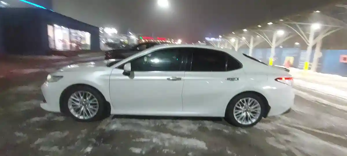 Toyota Camry 2019 года за 15 000 000 тг. в Алматы