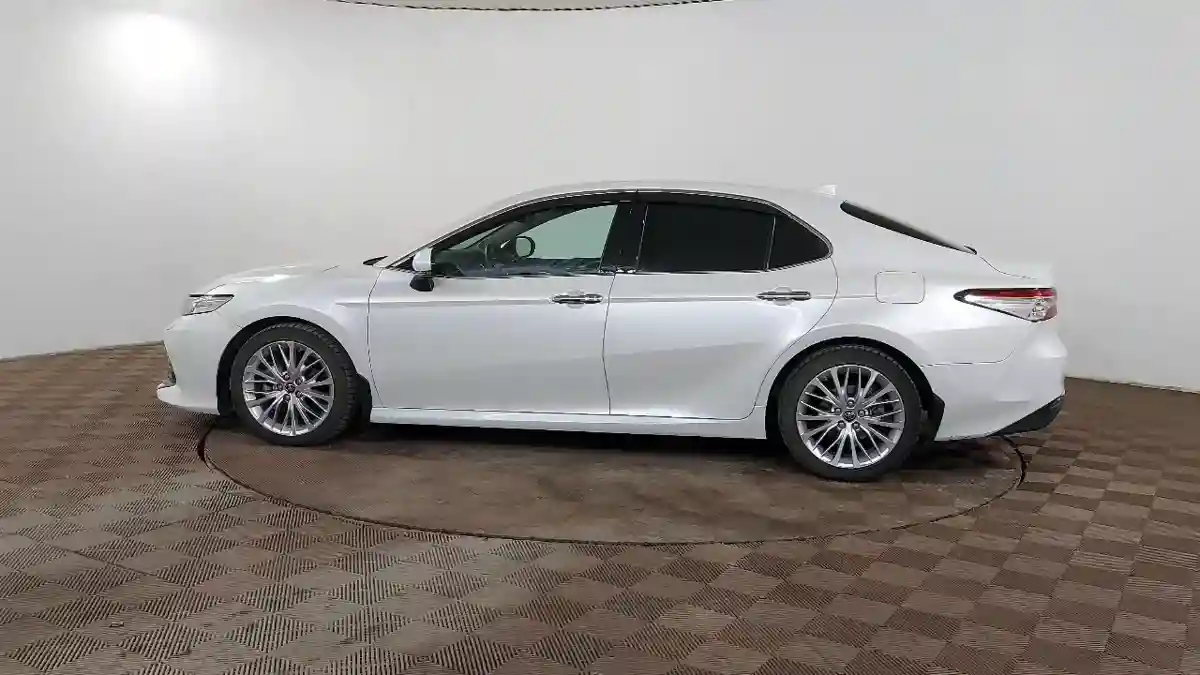 Toyota Camry 2019 года за 16 200 000 тг. в Шымкент