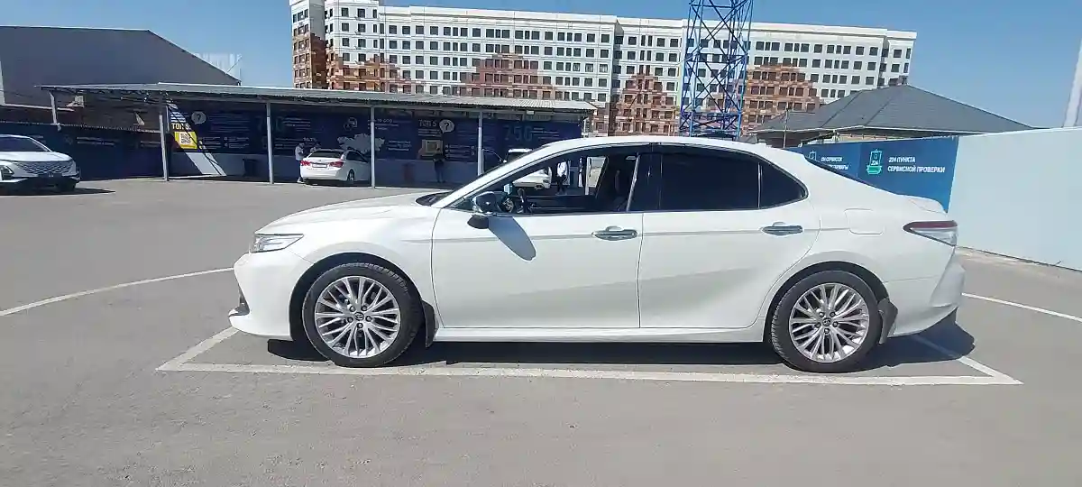 Toyota Camry 2018 года за 16 490 000 тг. в Шымкент