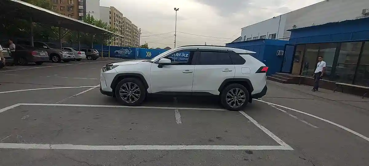 Toyota RAV4 2020 года за 17 000 000 тг. в Алматы