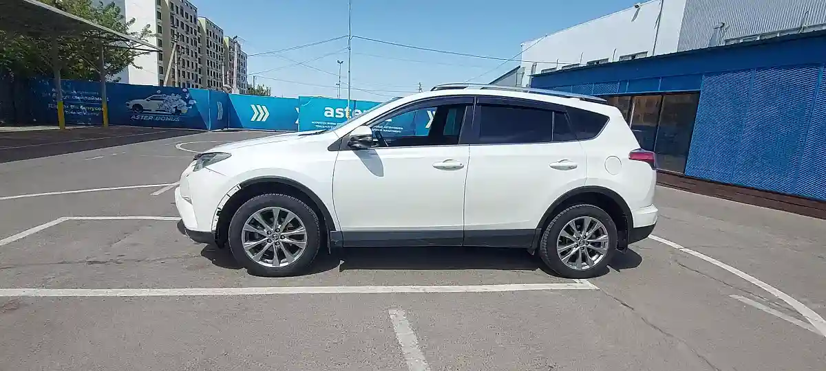 Toyota RAV4 2018 года за 8 950 000 тг. в Алматы
