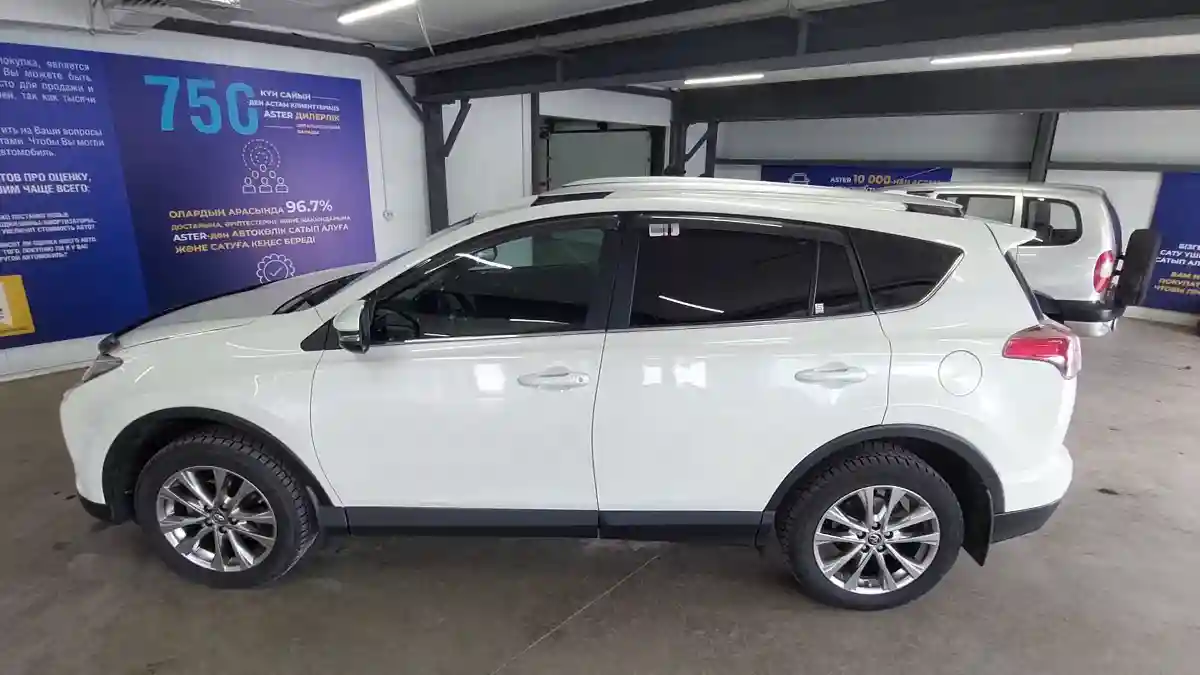 Toyota RAV4 2016 года за 13 000 000 тг. в Астана