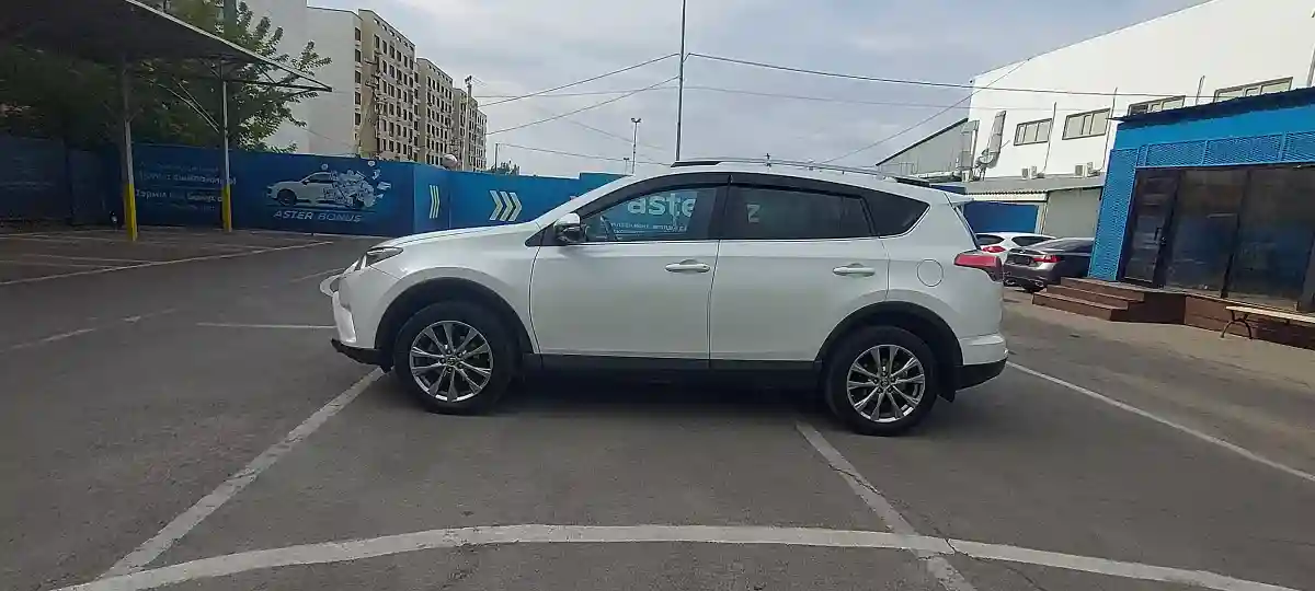 Toyota RAV4 2017 года за 11 500 000 тг. в Алматы