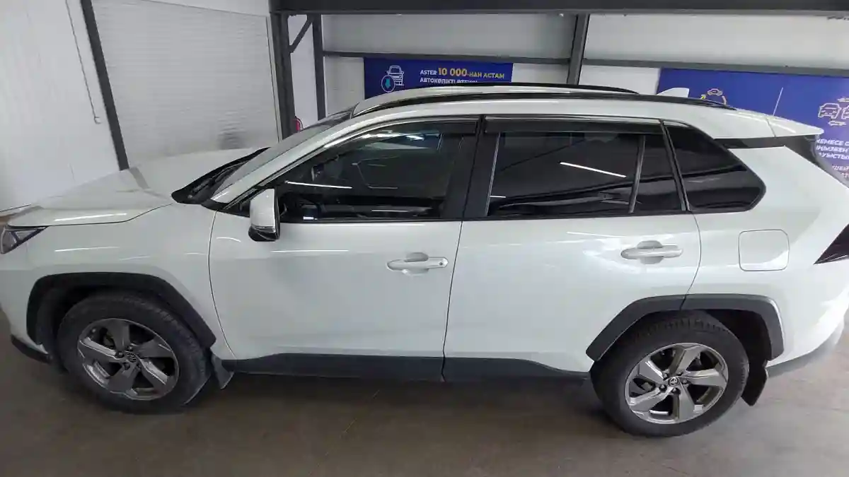 Toyota RAV4 2020 года за 15 500 000 тг. в Астана