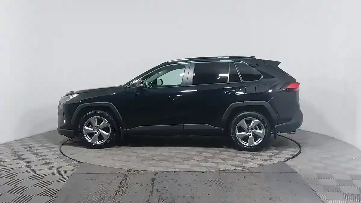 Toyota RAV4 2021 года за 15 590 000 тг. в Астана