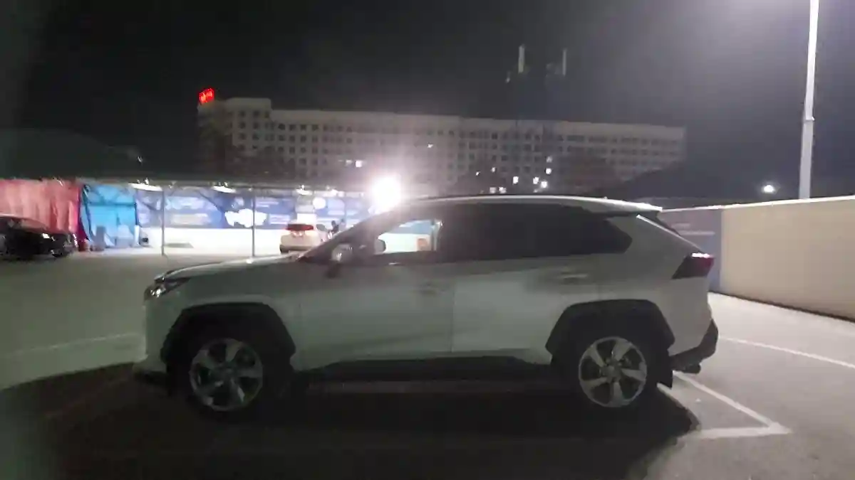 Toyota RAV4 2021 года за 15 500 000 тг. в Шымкент