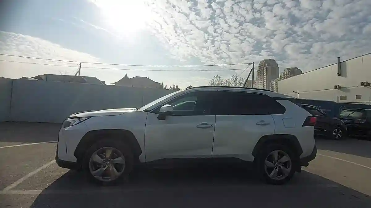 Toyota RAV4 2021 года за 17 000 000 тг. в Шымкент