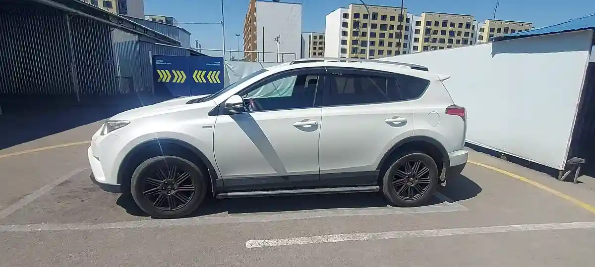 Toyota RAV4 2018 года за 14 000 000 тг. в Алматы