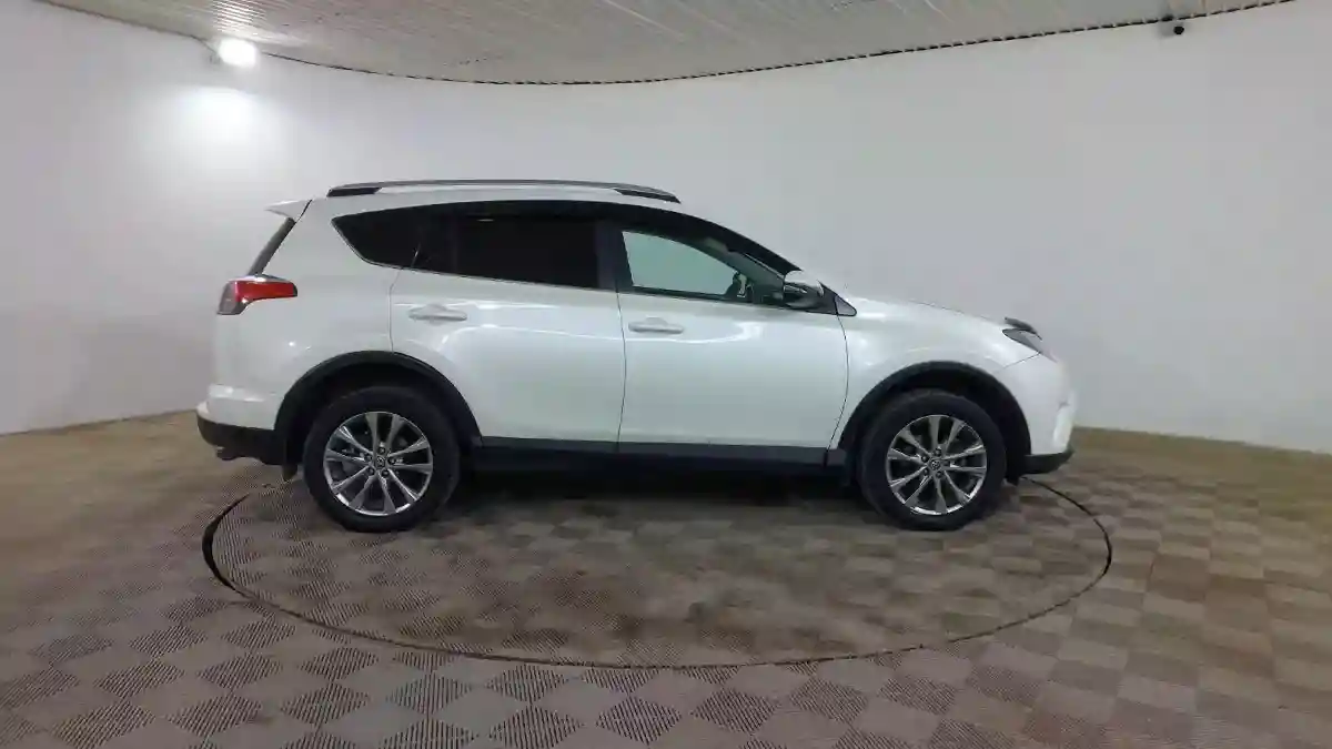 Toyota RAV4 2017 года за 10 990 000 тг. в Шымкент