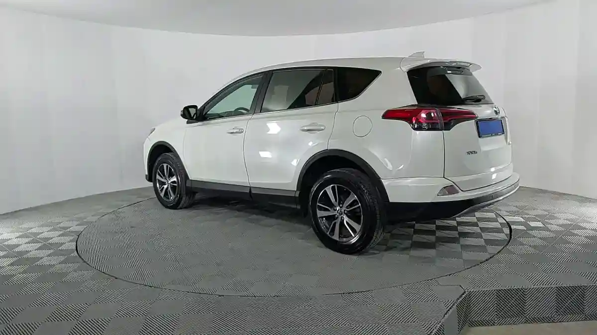 Toyota RAV4 2017 года за 14 469 000 тг. в Актау