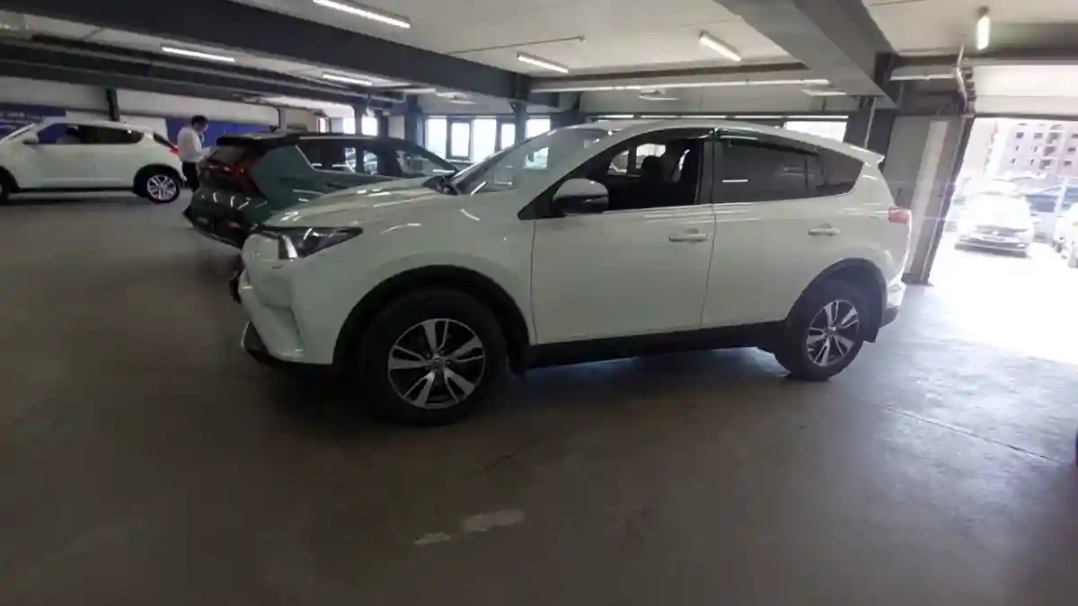 Toyota RAV4 2017 года за 10 000 000 тг. в Астана