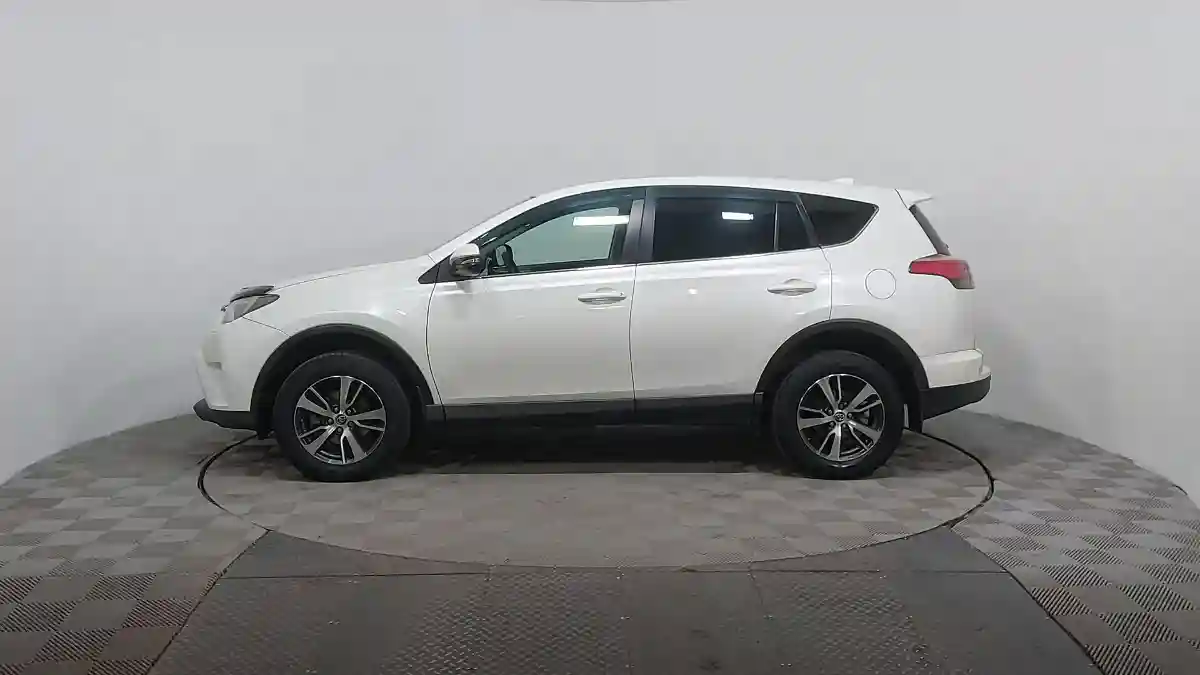 Toyota RAV4 2016 года за 10 990 000 тг. в Астана