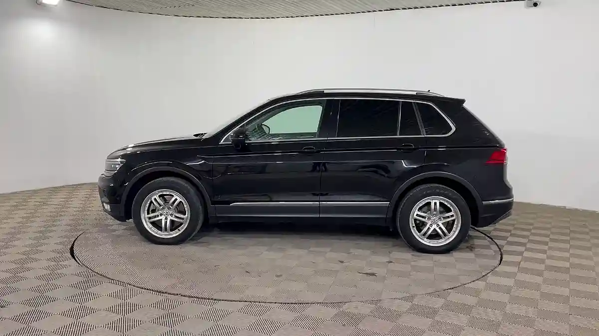 Volkswagen Tiguan 2017 года за 9 850 000 тг. в Шымкент