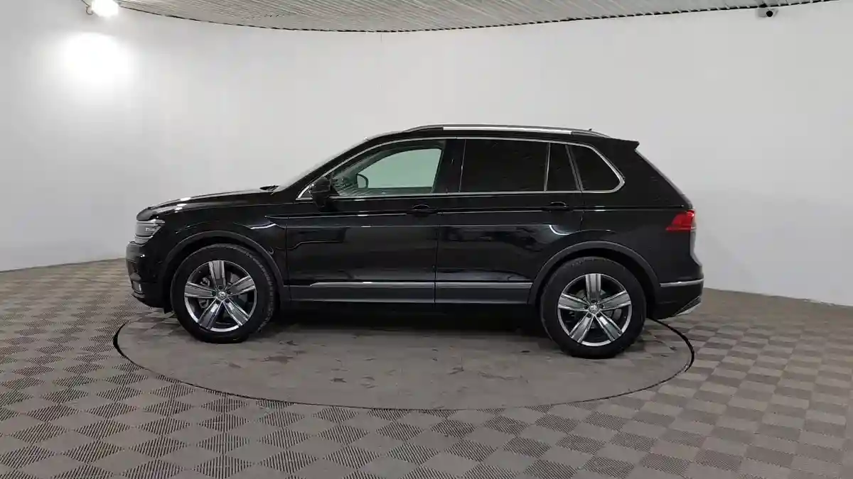 Volkswagen Tiguan 2017 года за 10 990 000 тг. в Шымкент