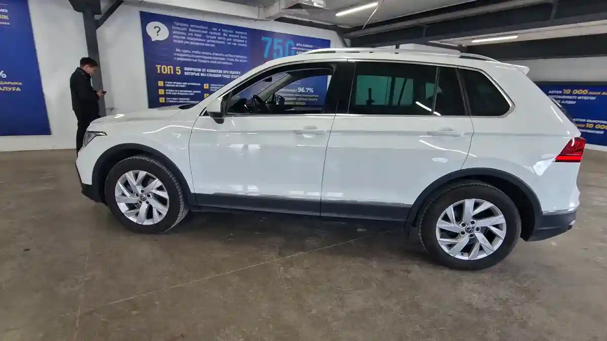 Volkswagen Tiguan 2021 года за 16 700 000 тг. в Астана