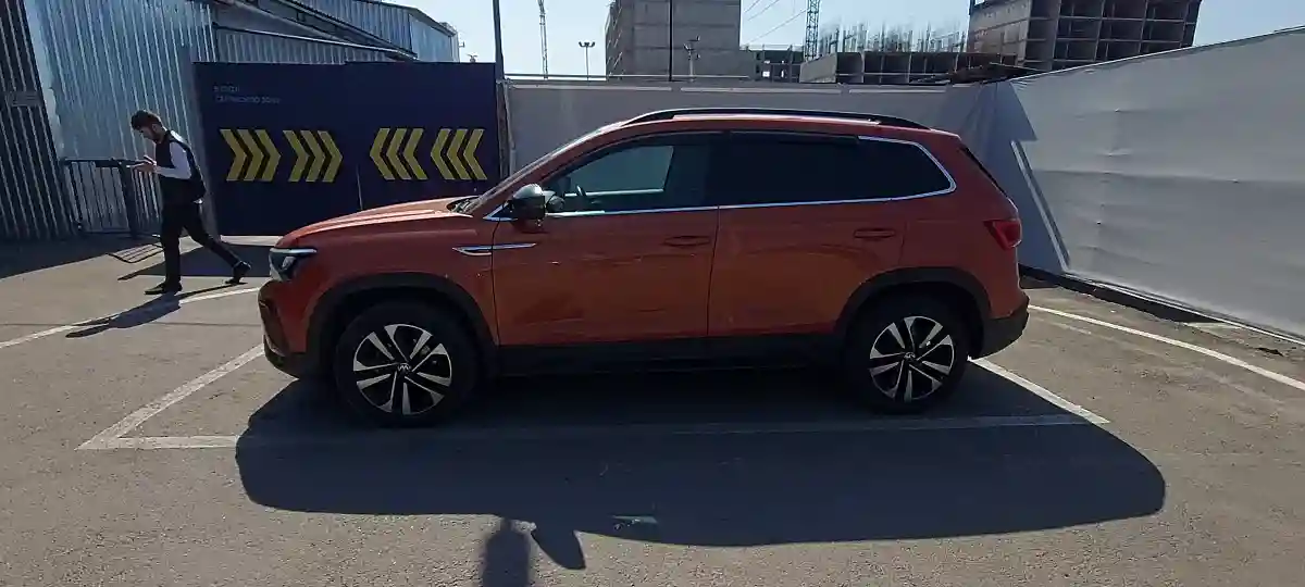 Volkswagen Taos 2021 года за 15 300 000 тг. в Алматы