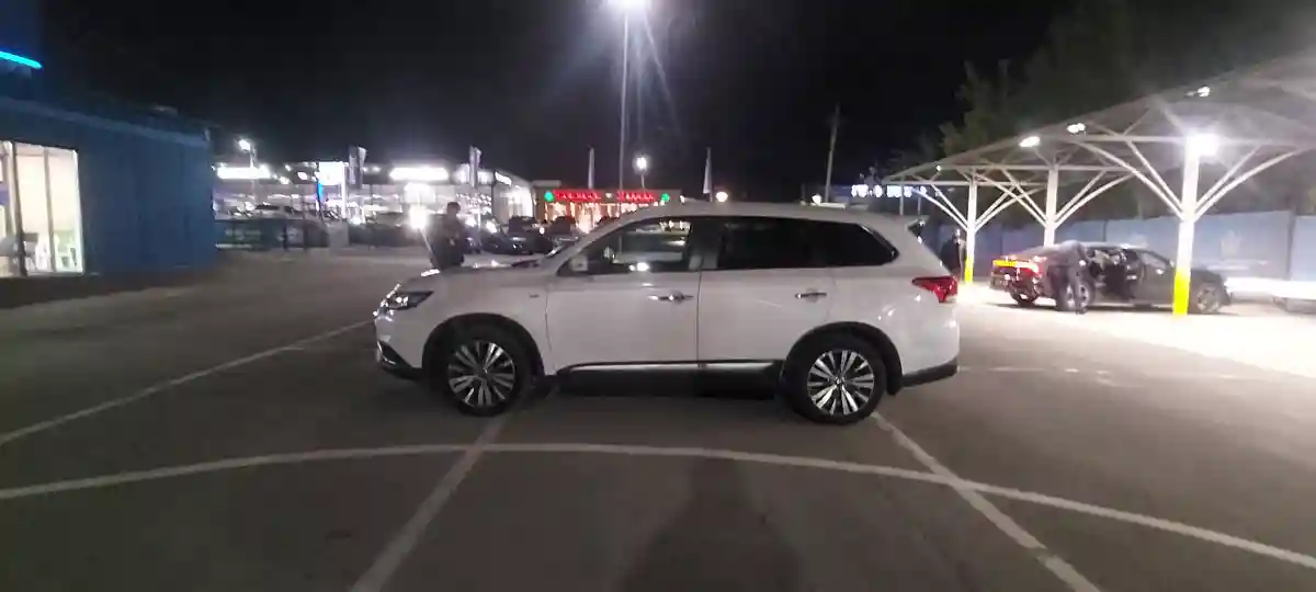 Mitsubishi Outlander 2019 года за 15 000 000 тг. в Алматы