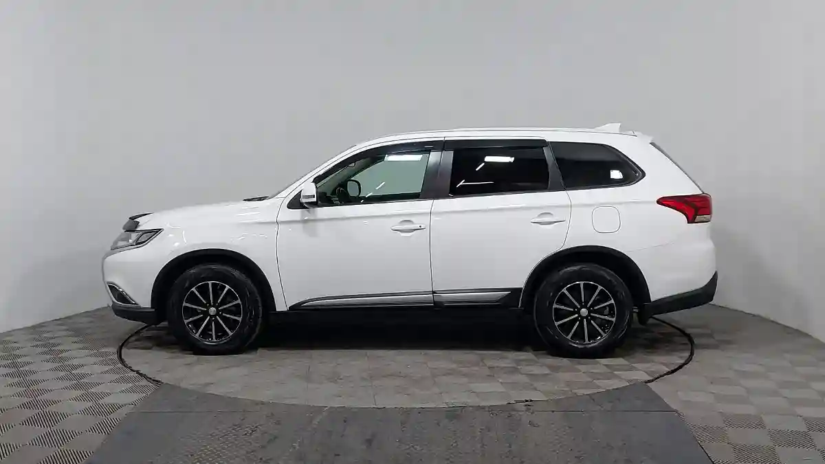 Mitsubishi Outlander 2017 года за 9 890 000 тг. в Астана