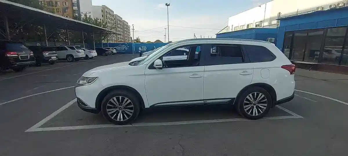 Mitsubishi Outlander 2018 года за 8 800 000 тг. в Алматы