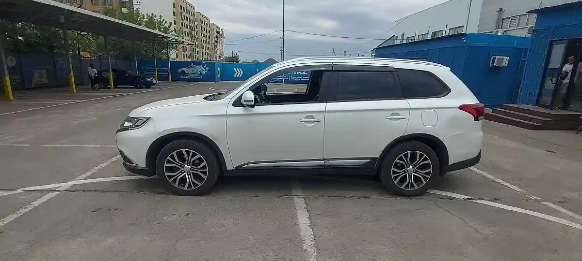 Mitsubishi Outlander 2015 года за 8 000 000 тг. в Алматы