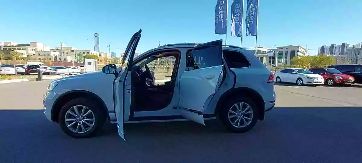 Volkswagen Touareg 2012 года за 10 590 000 тг. в Астана